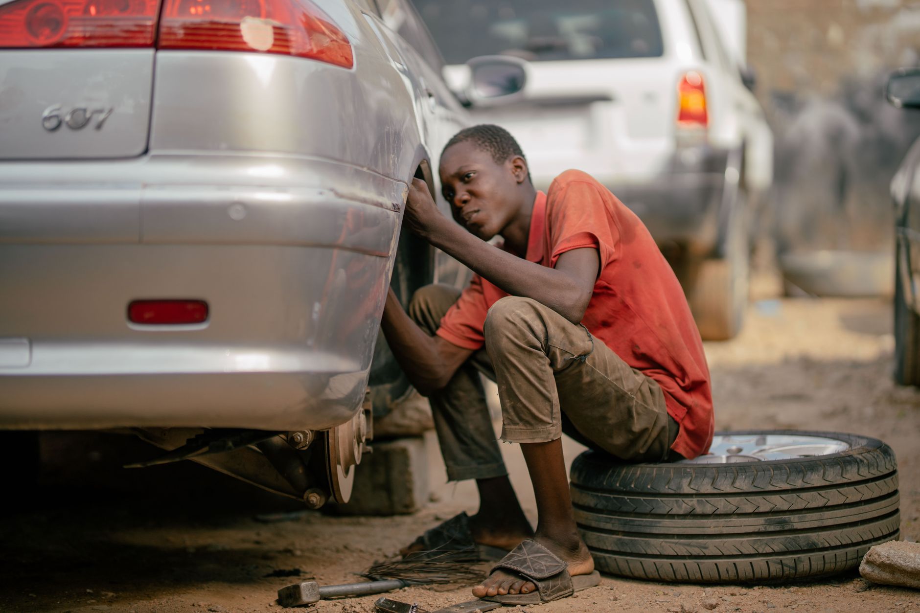 It is possible to change a flat tyre on your own. This Is How!