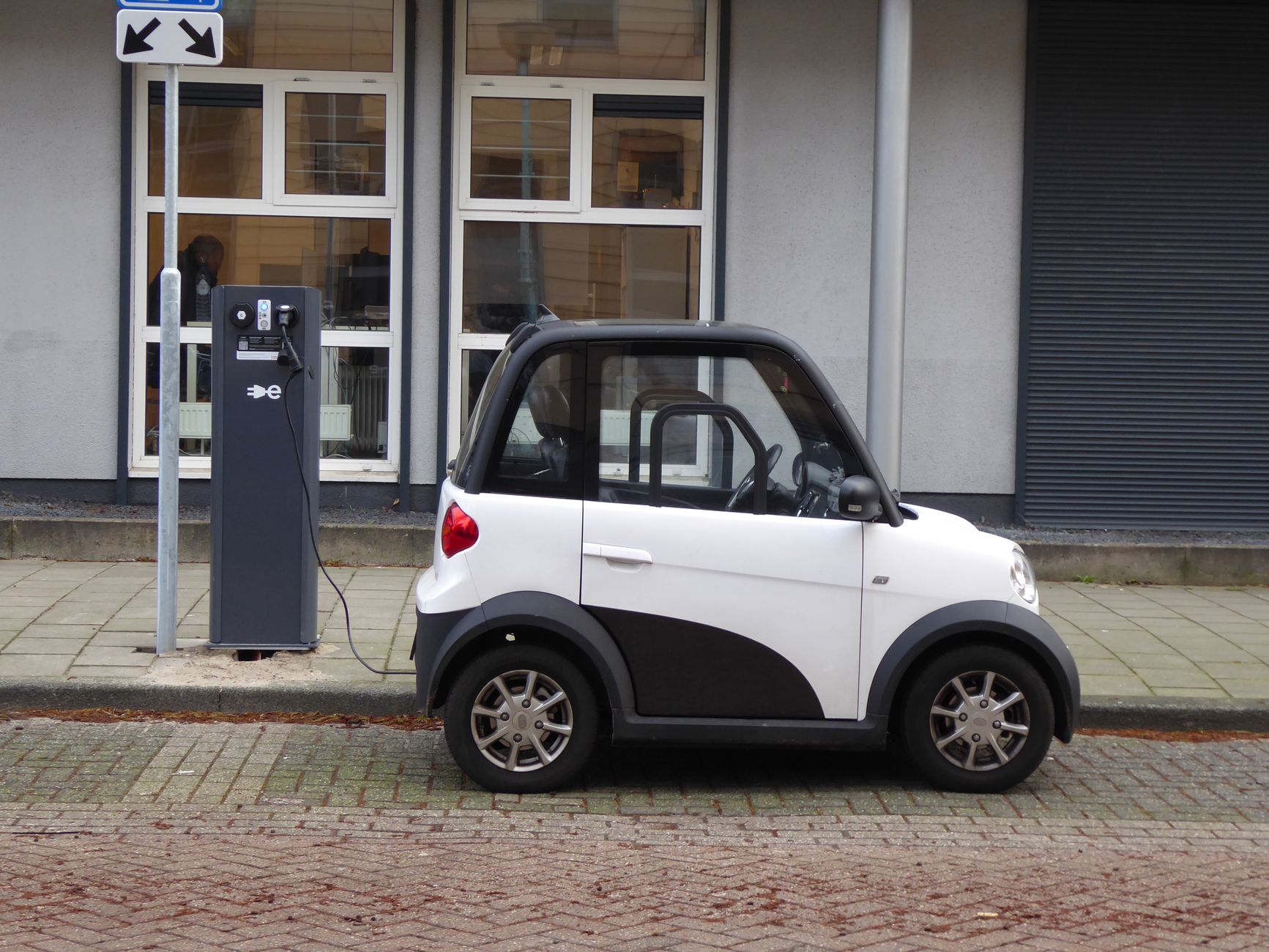 The Pros and Cons of Electric Vehicles
