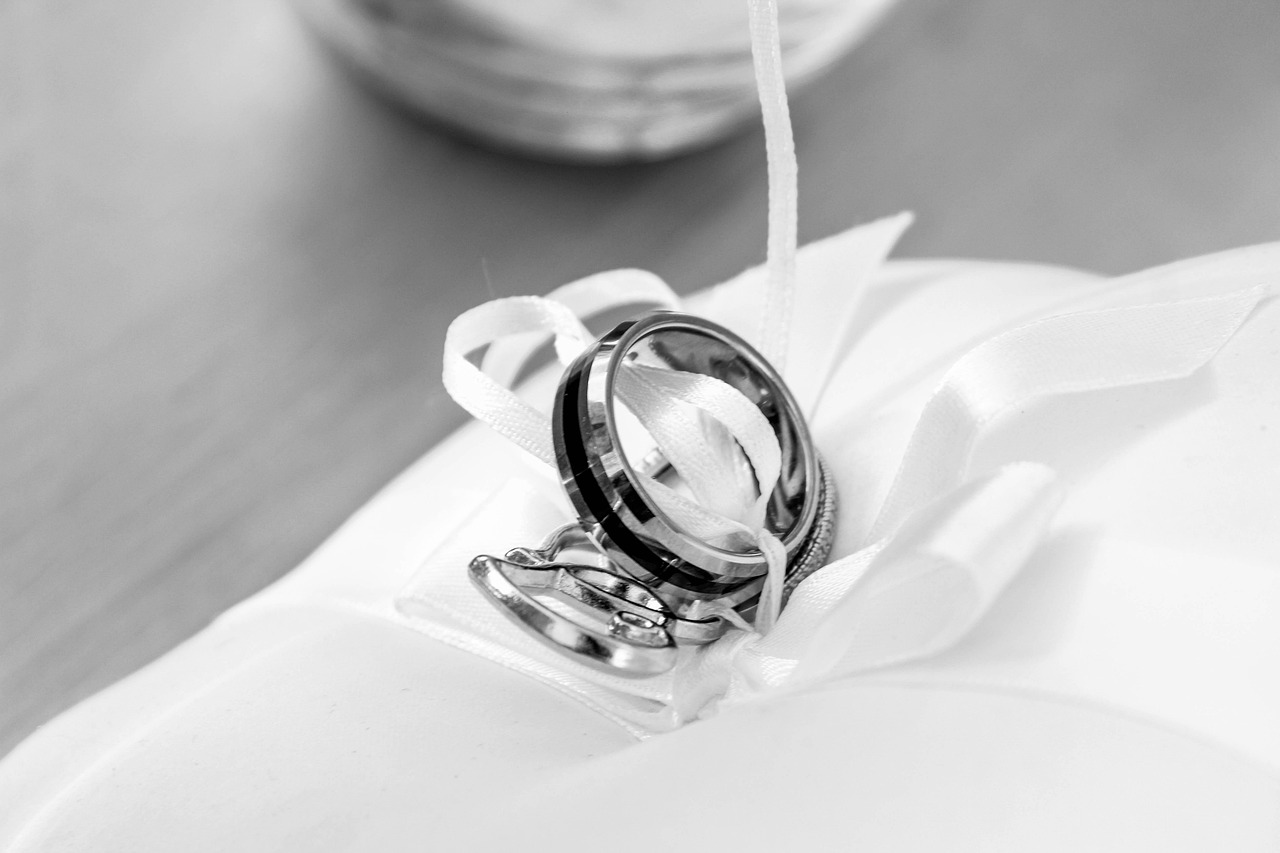 How to pick a wedding band?