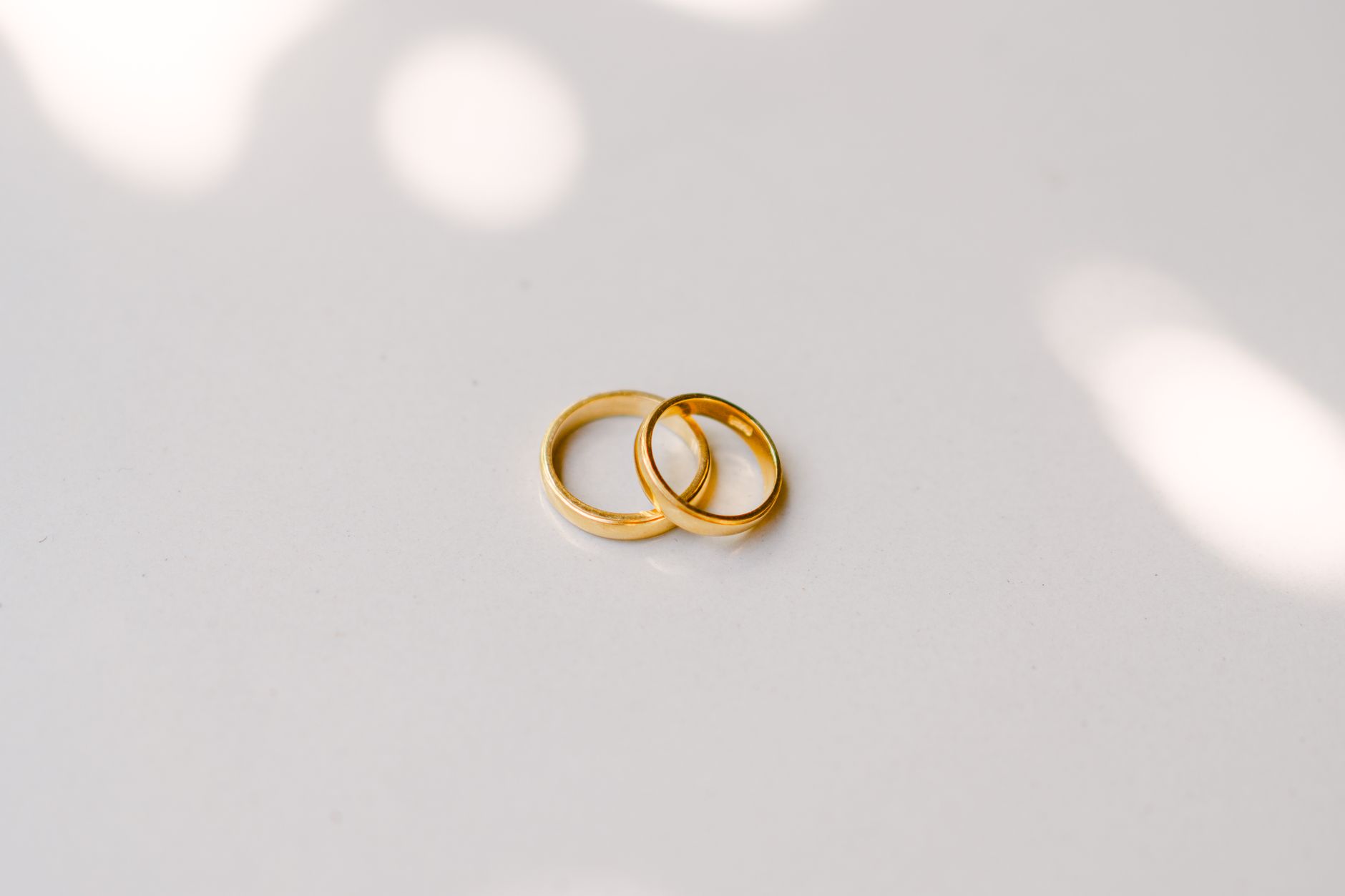 Guide to minimalist engagement rings