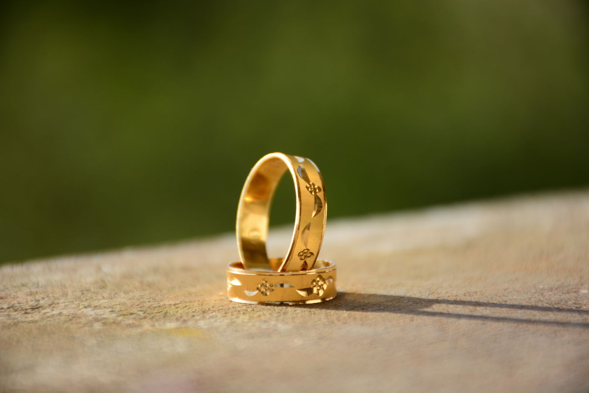 Exploring Two-Tone Ring Styles and Pairings: Moissanite vs Diamond
