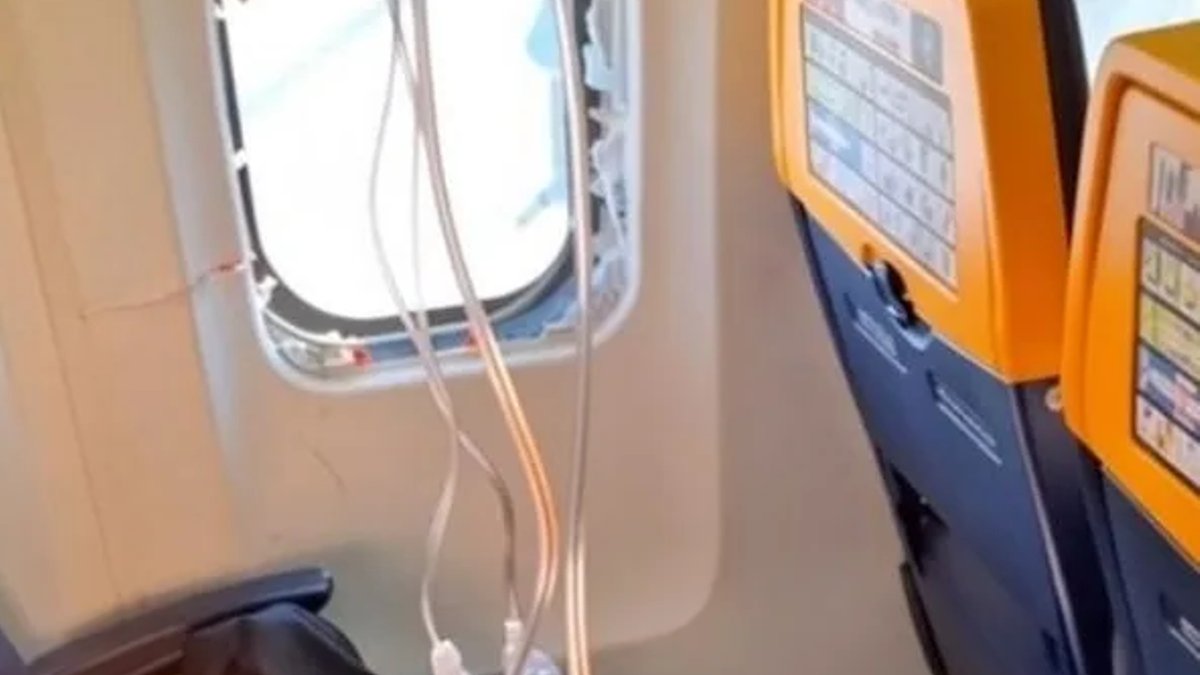 Ryanair passenger nearly sucked out after engine failure - ryanair engine failure