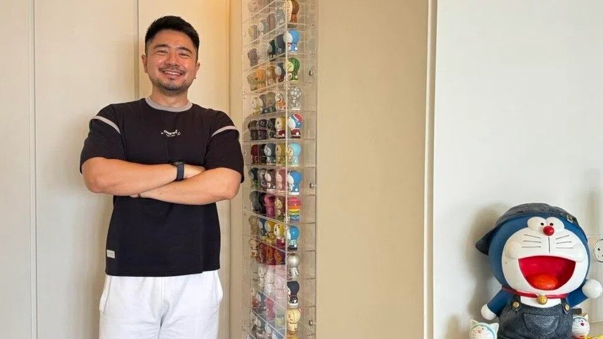 Man decorates pad with Doraemon theme - doraemon theme