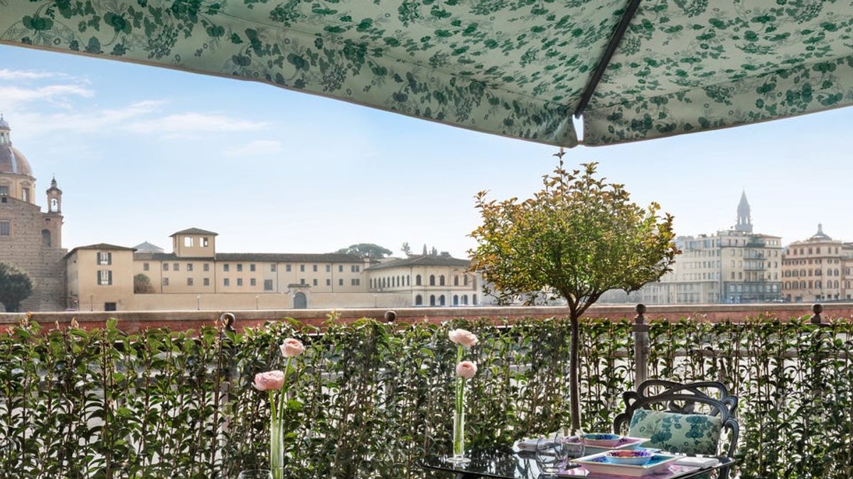 Explore the frescoes of St Regis Florence