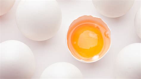On a Diet, Don’t be Afraid to Eat Egg Yolk