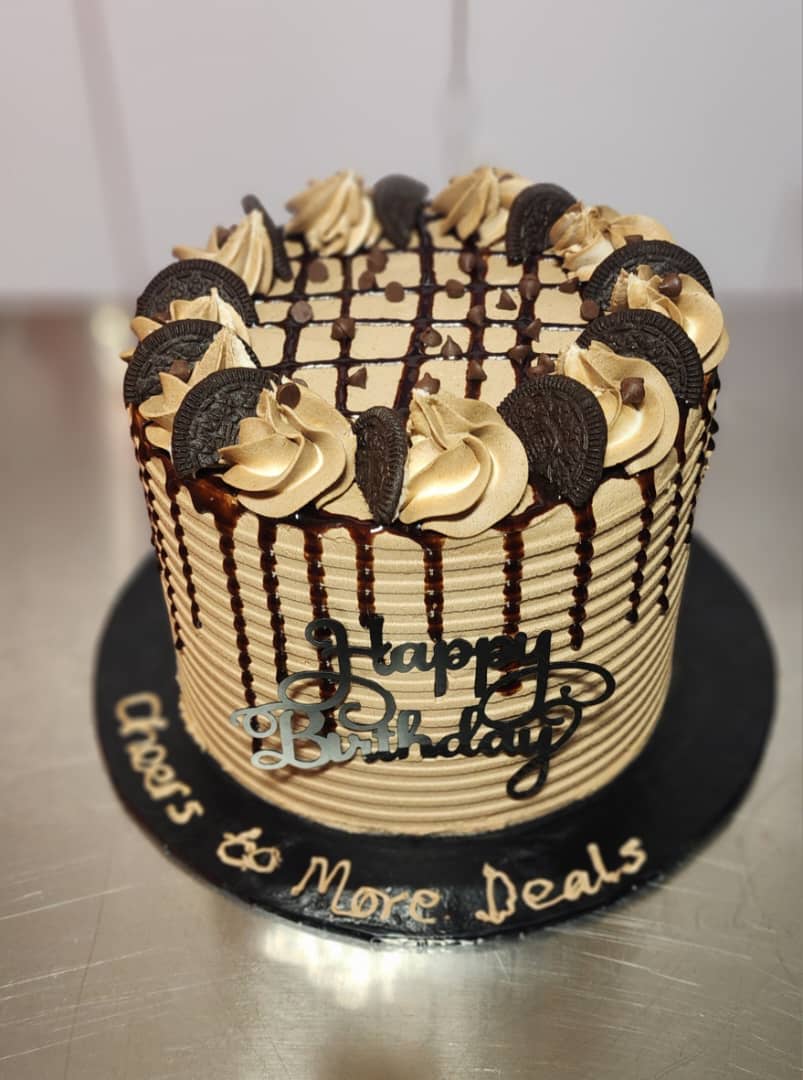 Coffee-coloured buttercream cake with a chocolate drip, Oreos and chocolate chips