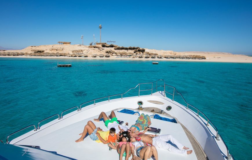 Passenger boat or excursion vessel travelling on Egyptian waters — Nile crossing