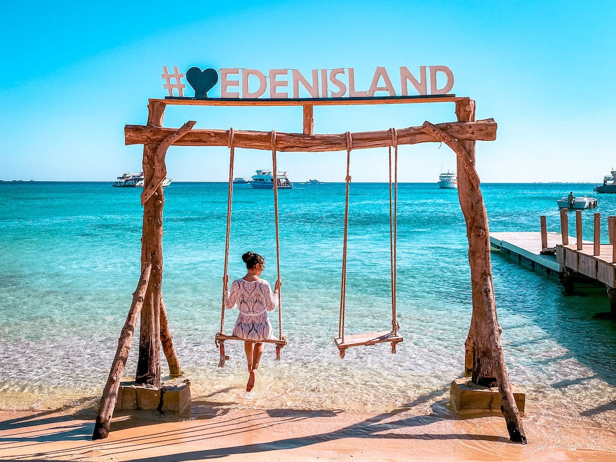 Sandy beach and clear turquoise water at a Red Sea island or coastal resort Sandy beach beside clear turquoise Red Sea water — Practical arrangements, guidance and costs