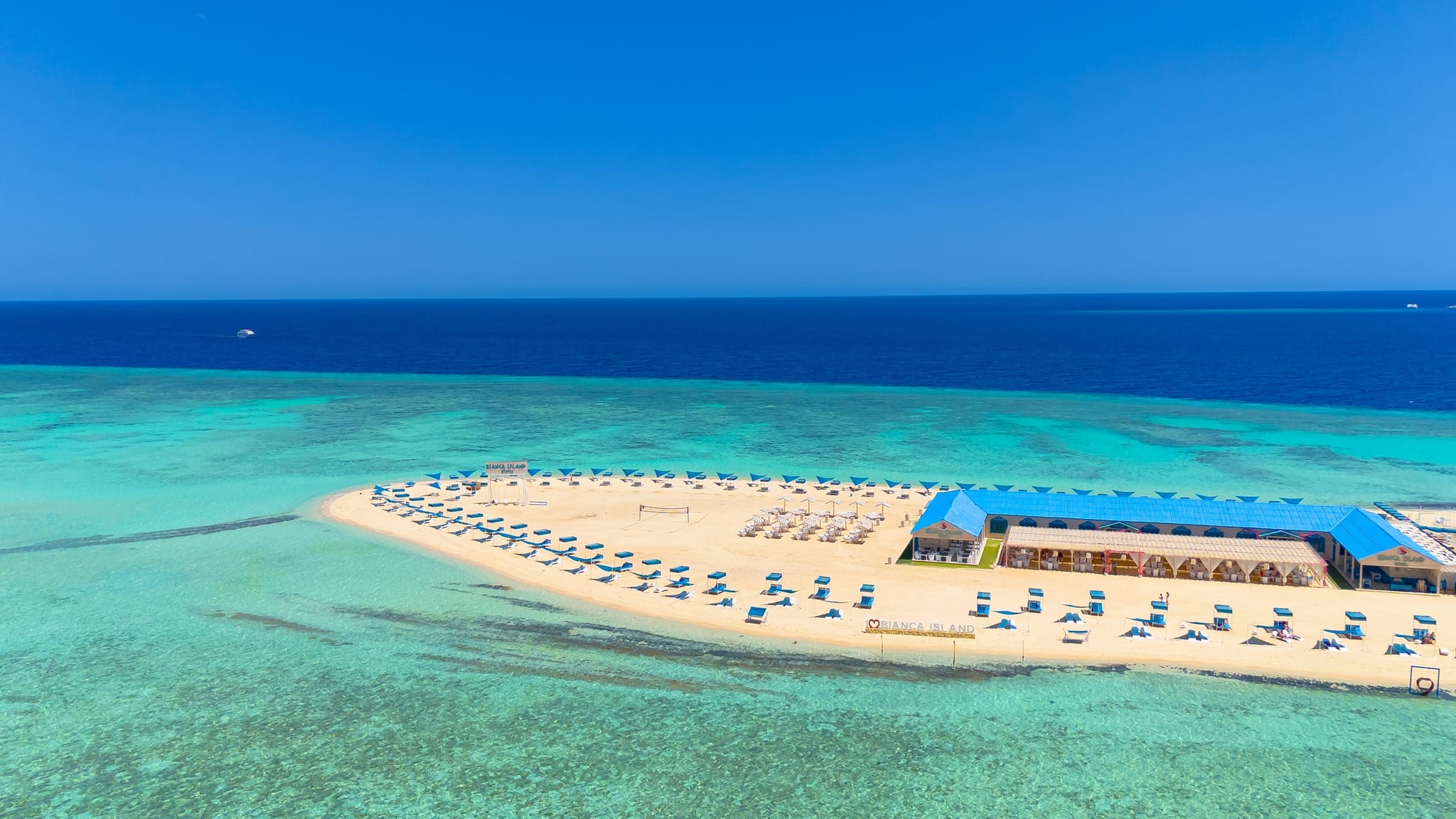 Sandy beach and clear turquoise water at a Red Sea island or coastal resort Sandy beach beside clear turquoise Red Sea water — Questions travellers ask