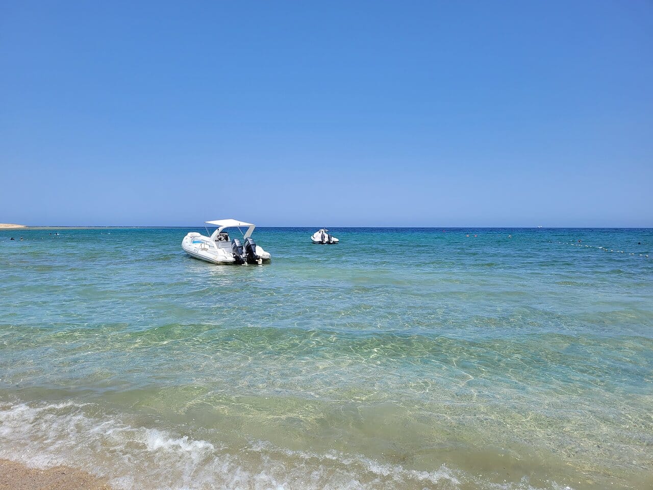 Passenger boat or excursion vessel travelling on Egyptian waters Excursion boat travelling on the water — Best Time to Visit Eden Island