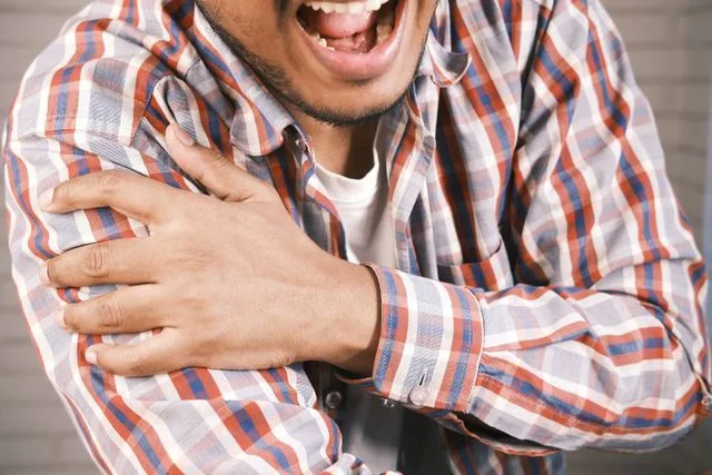 Shoulder Pain When Lifting Your Arm: Causes and Physiotherapy
