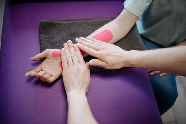 Carpal Tunnel Treatment in Surrey: Symptoms, Causes and Physiotherapy