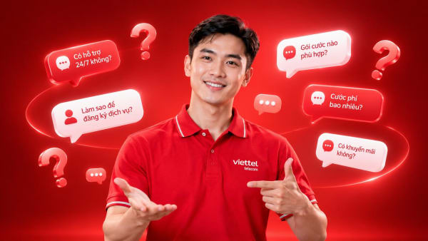 Kỹ thuật viên Viettel lắp modem WiFi và giải đáp câu hỏi của khách hàng tại nhà