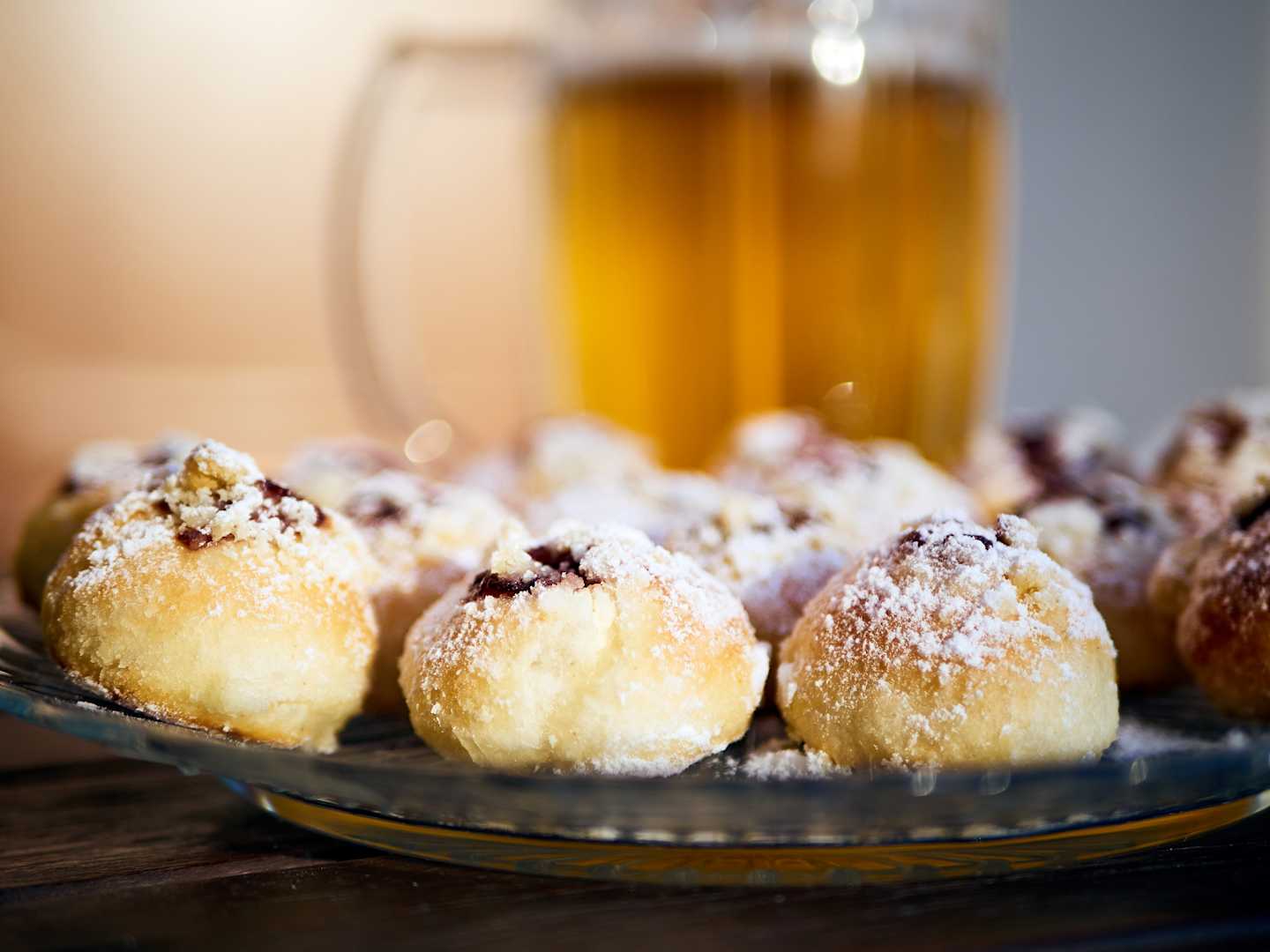 Czech wedding pastry sprinkled with sugar, pint of beer in the background.
