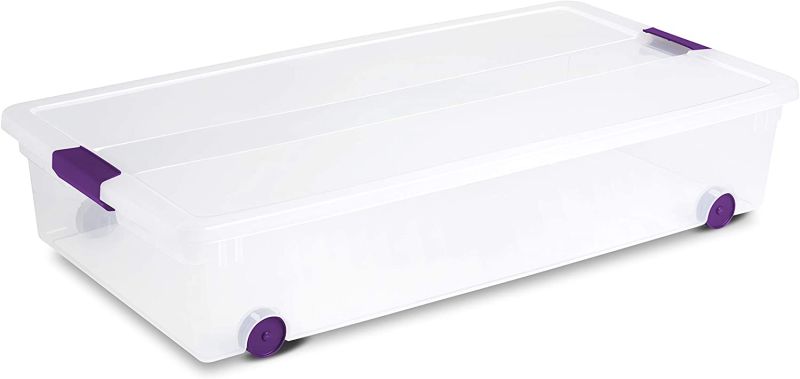 Caja de plástico transparente bajo cama Sterilite con ruedas de 57 litros