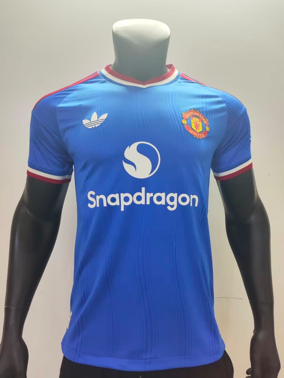 MAN UNITED AWAY BLUE ICONIC OFFICIAL PLAYER VERSION 2026/27