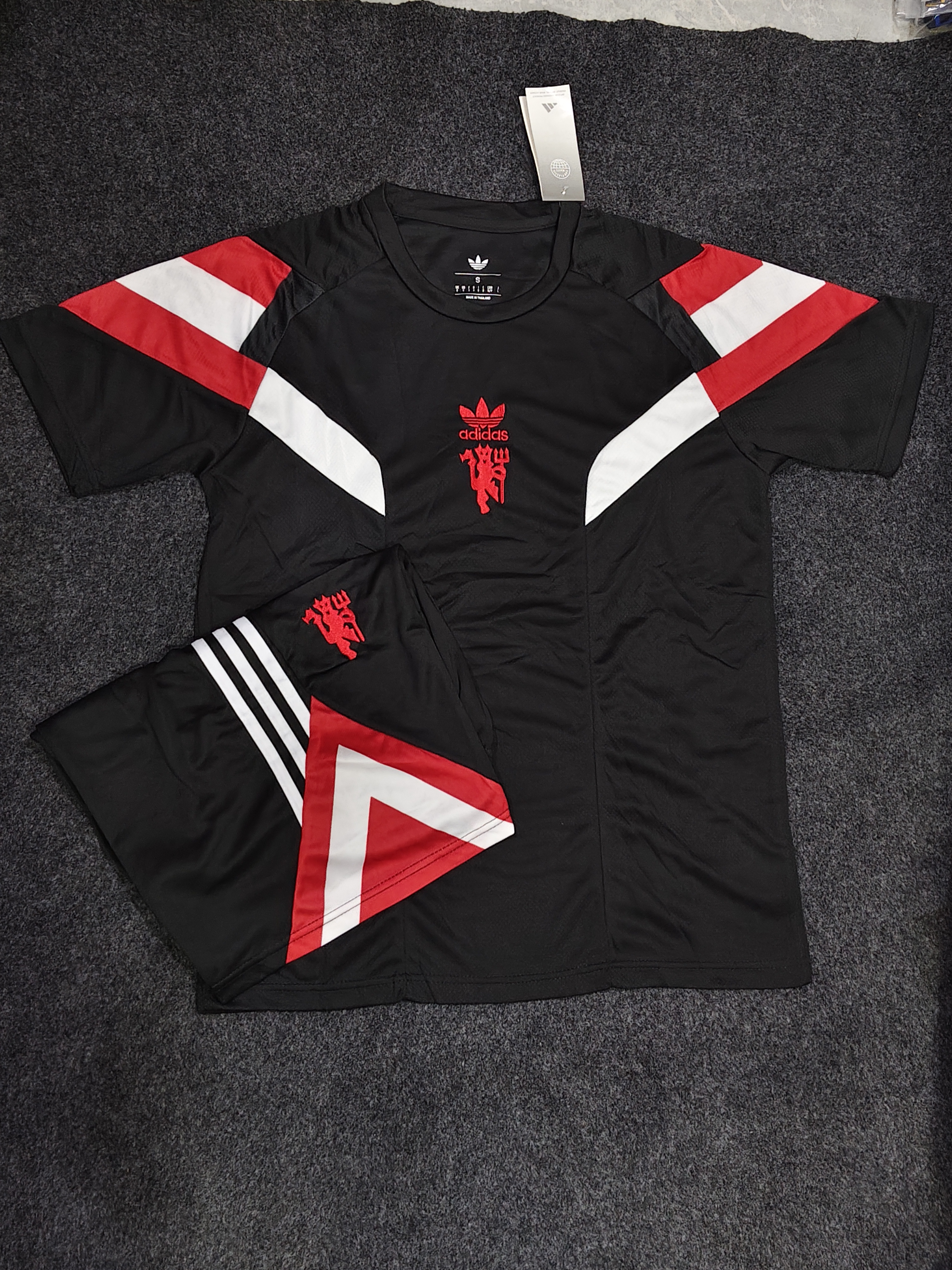 MAN UNITED TRAINING OFFICIAL 2025/26 KIT