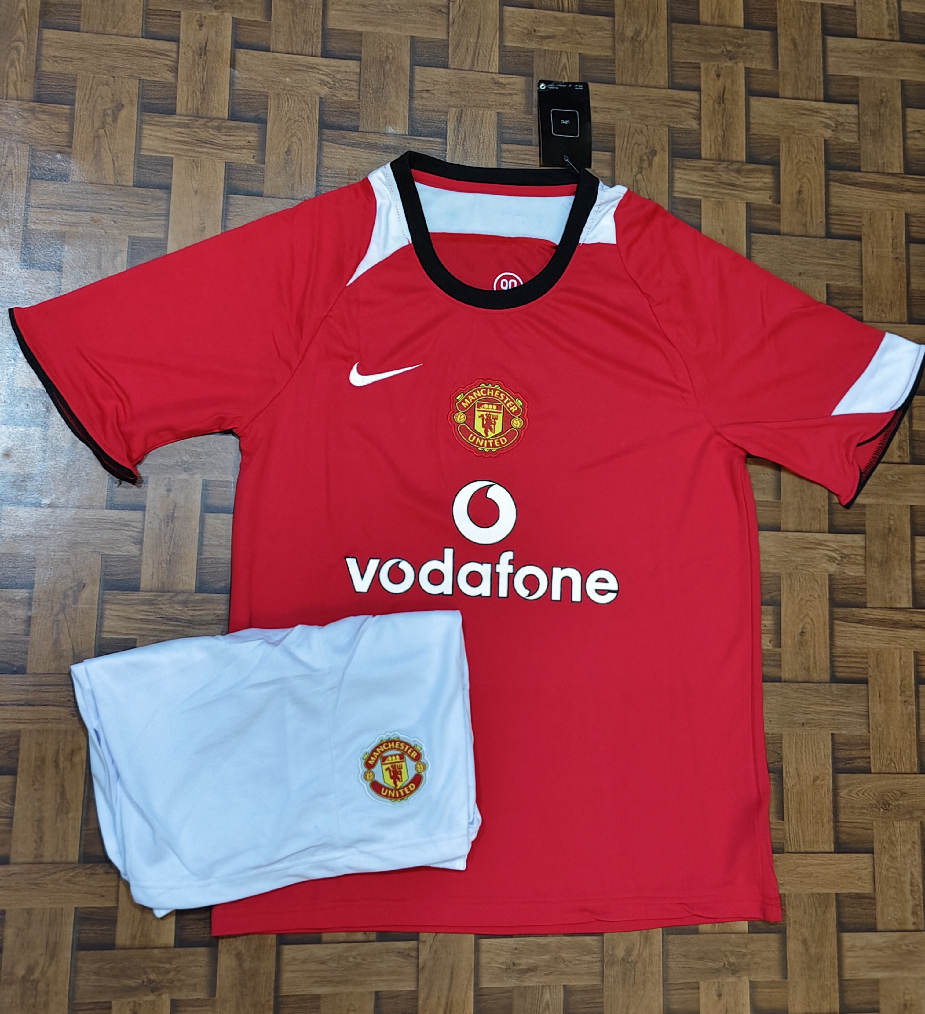 MAN UNITED 2004/2005 HOME OFFICIAL RETRO KIT - Master Quality Football Kit India