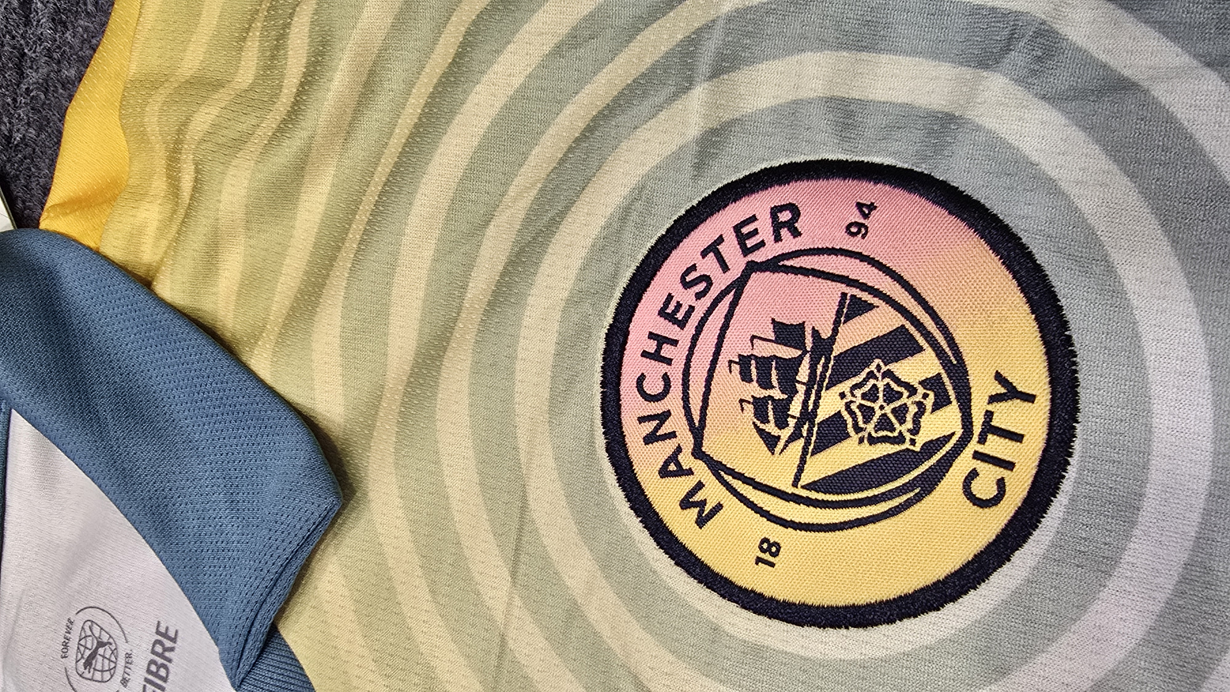 MANCHESTER CITY 4TH 2025 OFFICIAL KIT Thumbnail 2