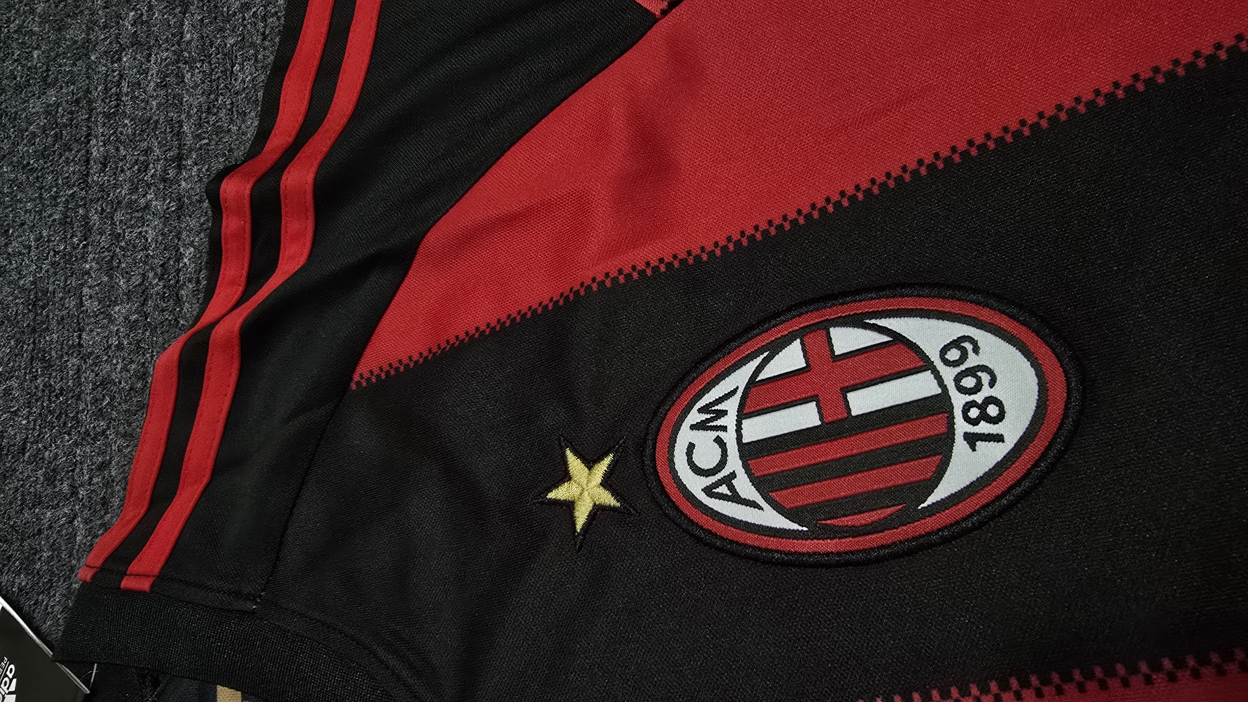 AC MILAN HOME 2011 OFFICIAL VINTAGE RETRO JERSEY Thumbnail 4