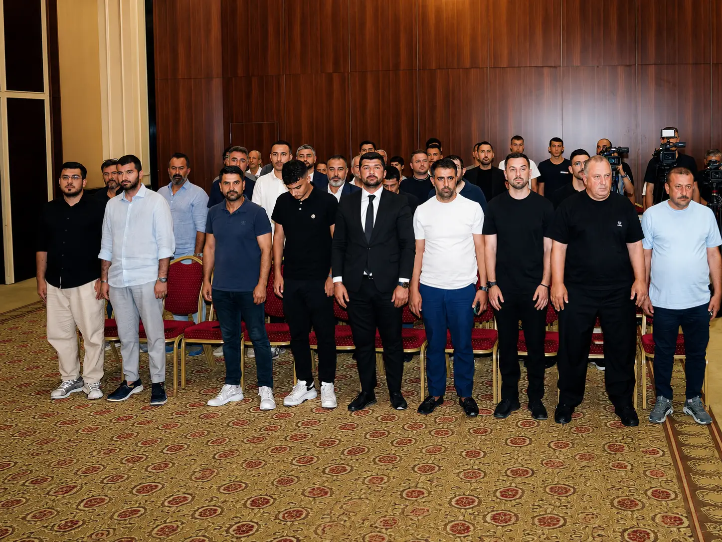 Sponsor ve transfer lansmanına katılan Pendikspor yönetimi, davetliler ve kulüp temsilcileri.