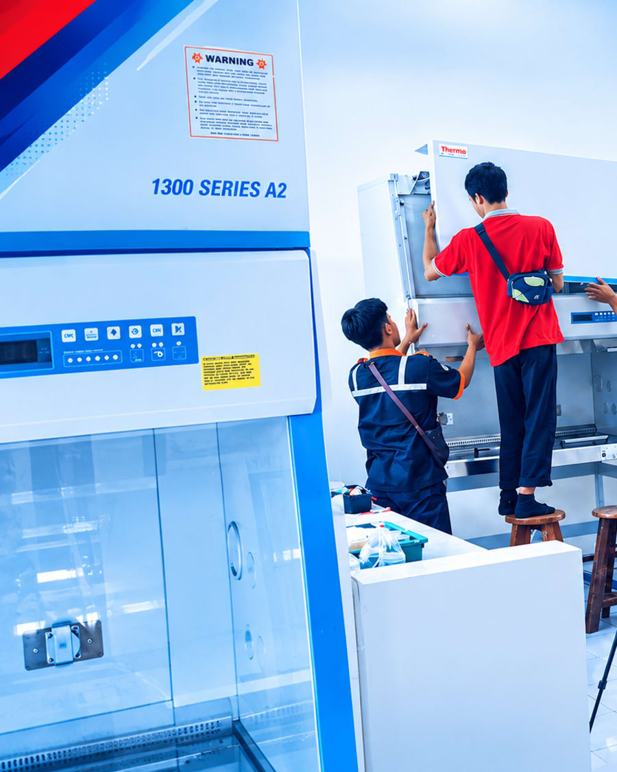 Teknisi Bintang Teknik Baru sedang mengerjakan service alat laboratorium dan sistem pendingin