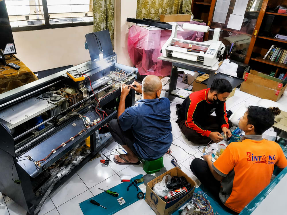 Teknisi Bintang Teknik Baru saat melakukan perawatan peralatan