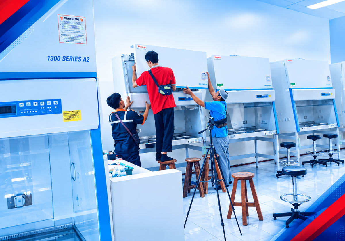 Teknisi Bintang Teknik Baru melakukan service alat laboratorium dan sistem pendingin