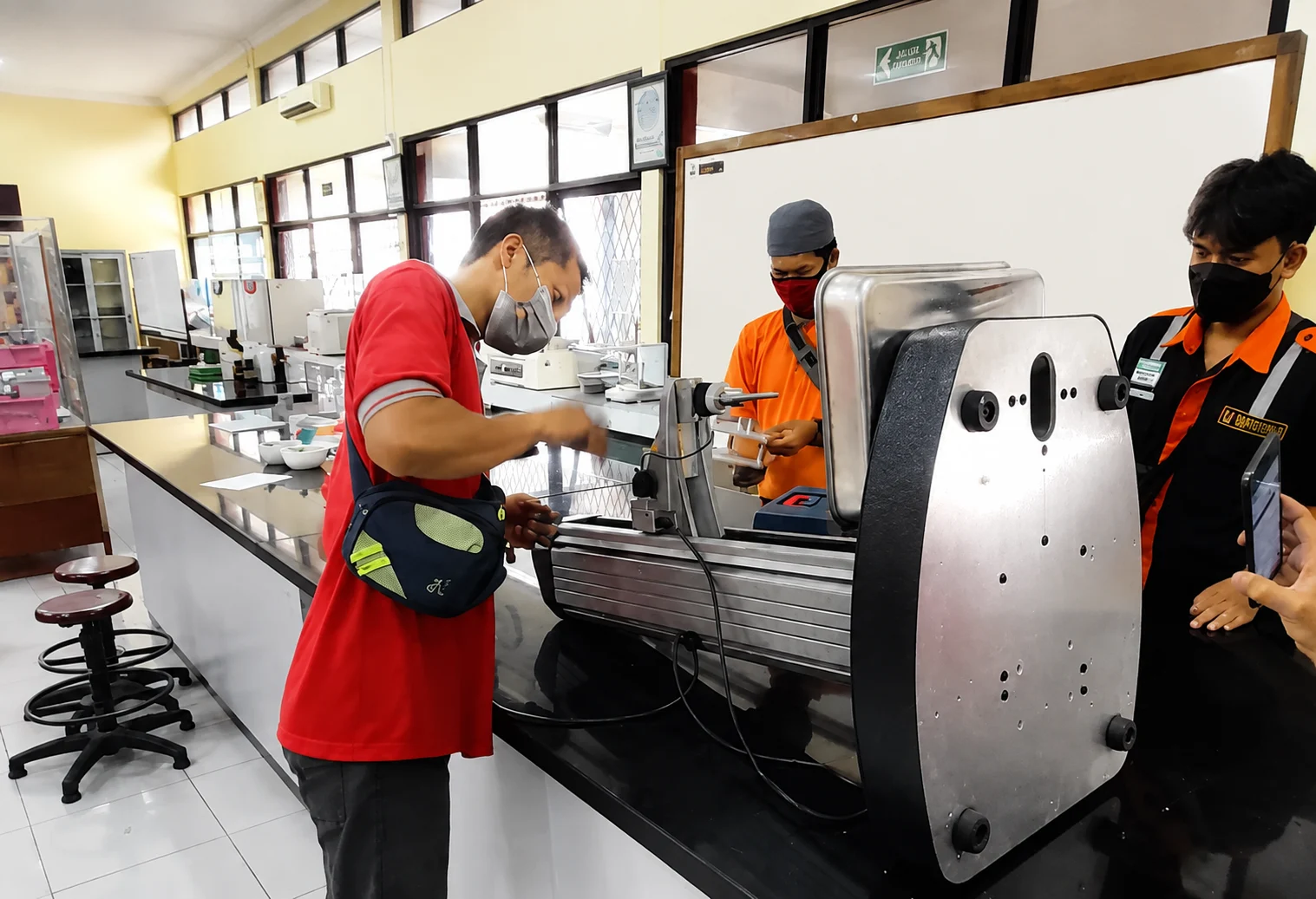 Maintenance dan service alat lab di Politeknik Negeri Jember