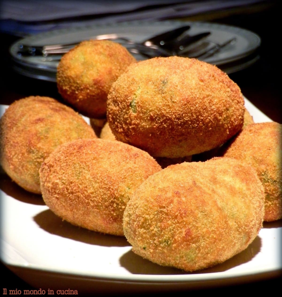 Niente concorrenza a arancina o arancino. I nostri hanno riso allo zafferano, scorza di limone e parmigiano. Semplice