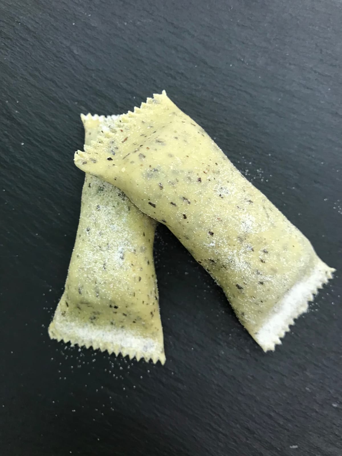 Abbiamo smontato e rimontato i pizzoccheri dentro un raviolo. Burro e parmigiano e siete in tavola