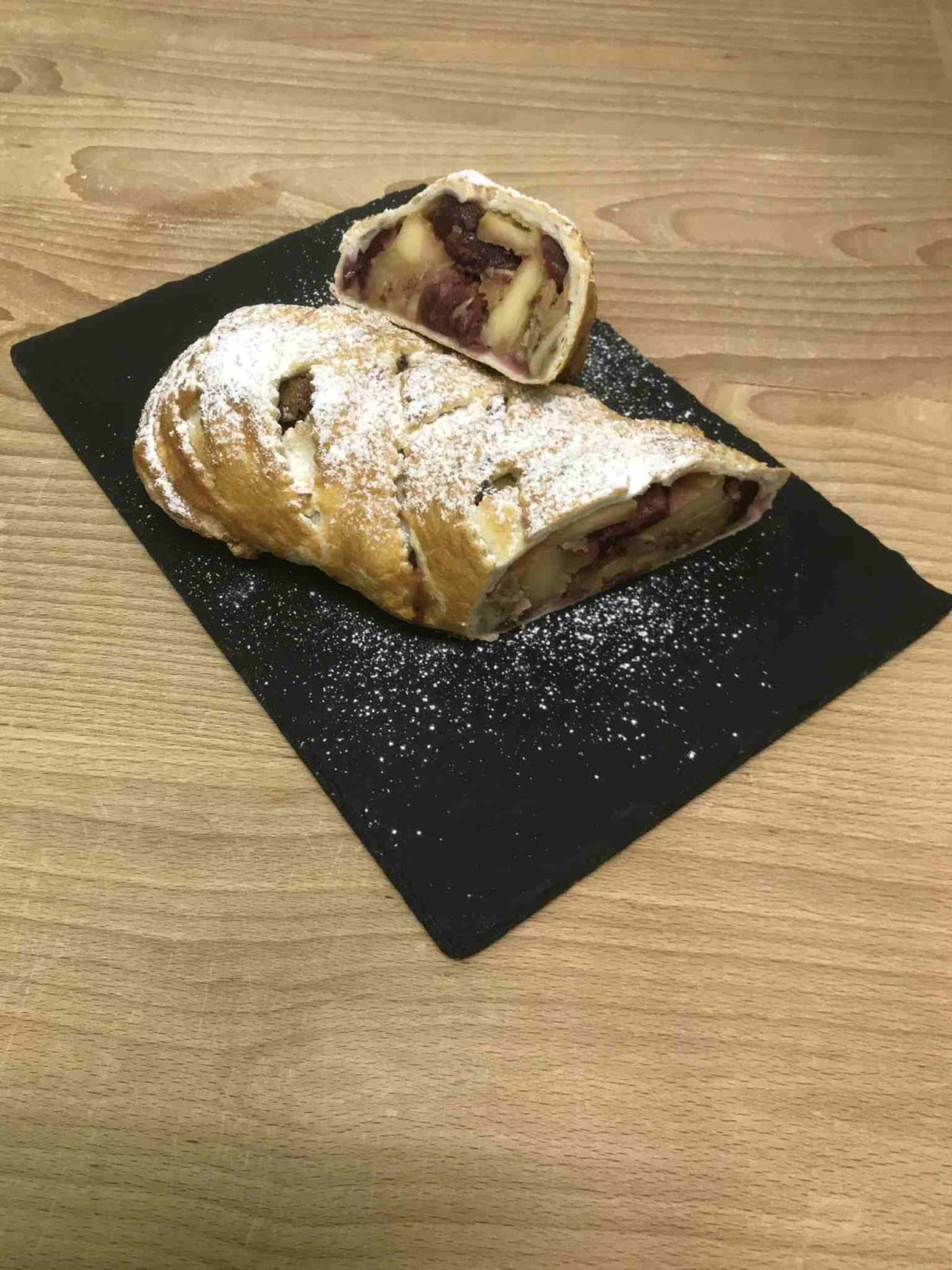 Strudel di mele con frutta secca e uvetta