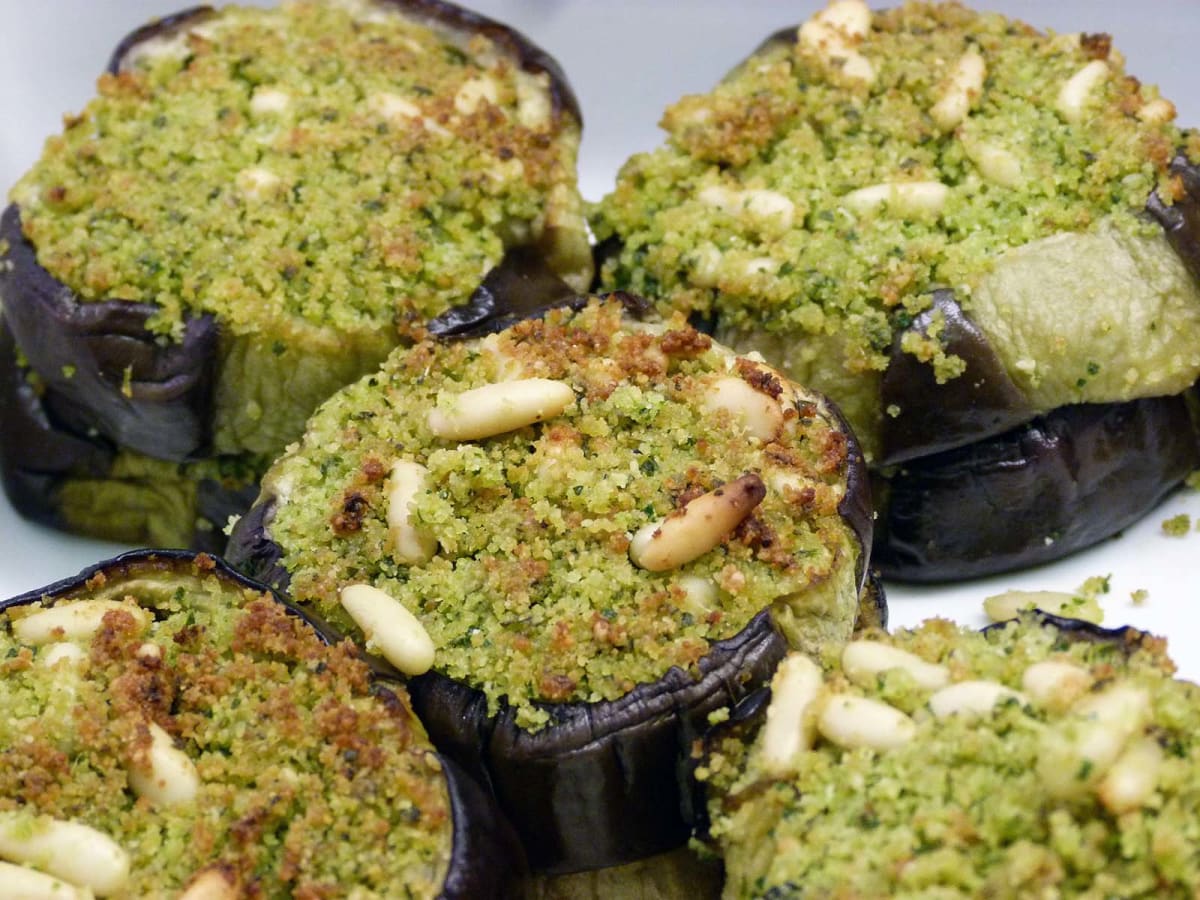 Melanzane a rondelle, pinoli e panure di erbe aromatiche con basilico e prezzemolo