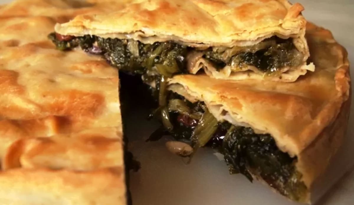 La torta di scarola è un classico della cucina napoletana. Buonissima