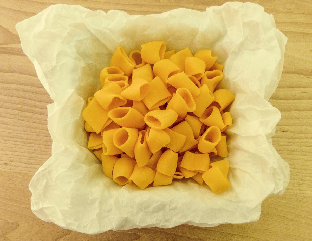 Semola, farina di granito e uova. Il formato cambia ogni giorno