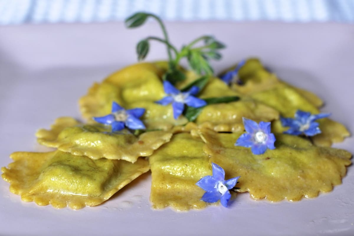Fra i più richiesti i ravioli alla borragine