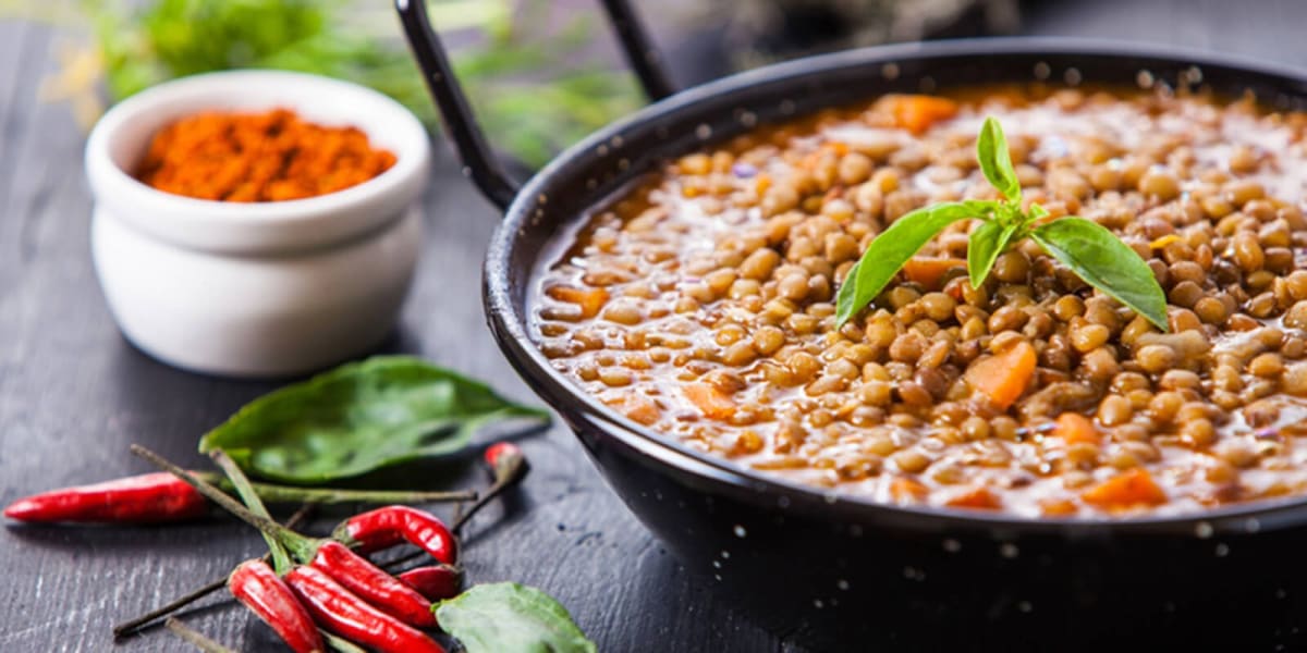 Piatto vegano. Soffritto di sedano,carota e cipolla, salsa di pomodoro e lenticchie. Tutto senza conservanti