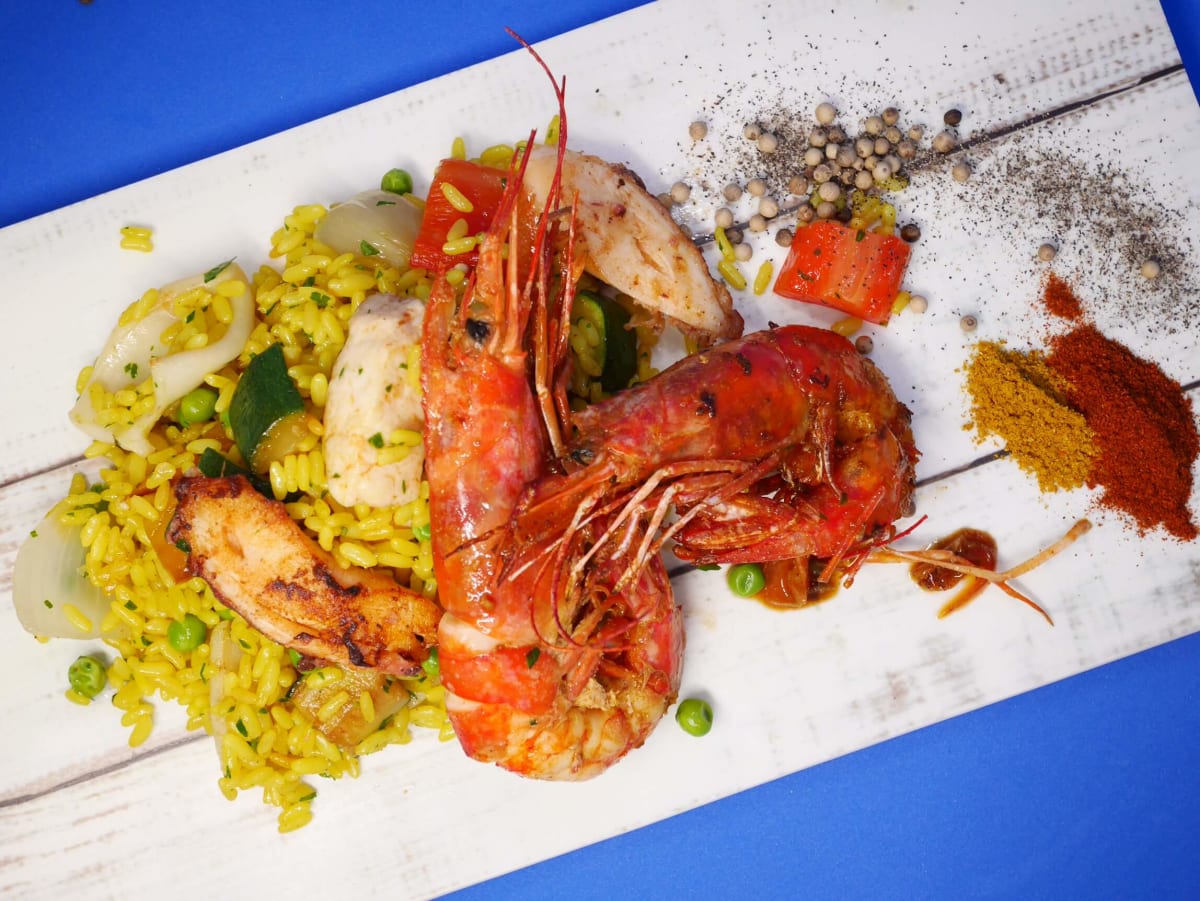 La versione carne/pesce del famoso piatto spagnolo. Pronto da scaldare e poi in tavola!