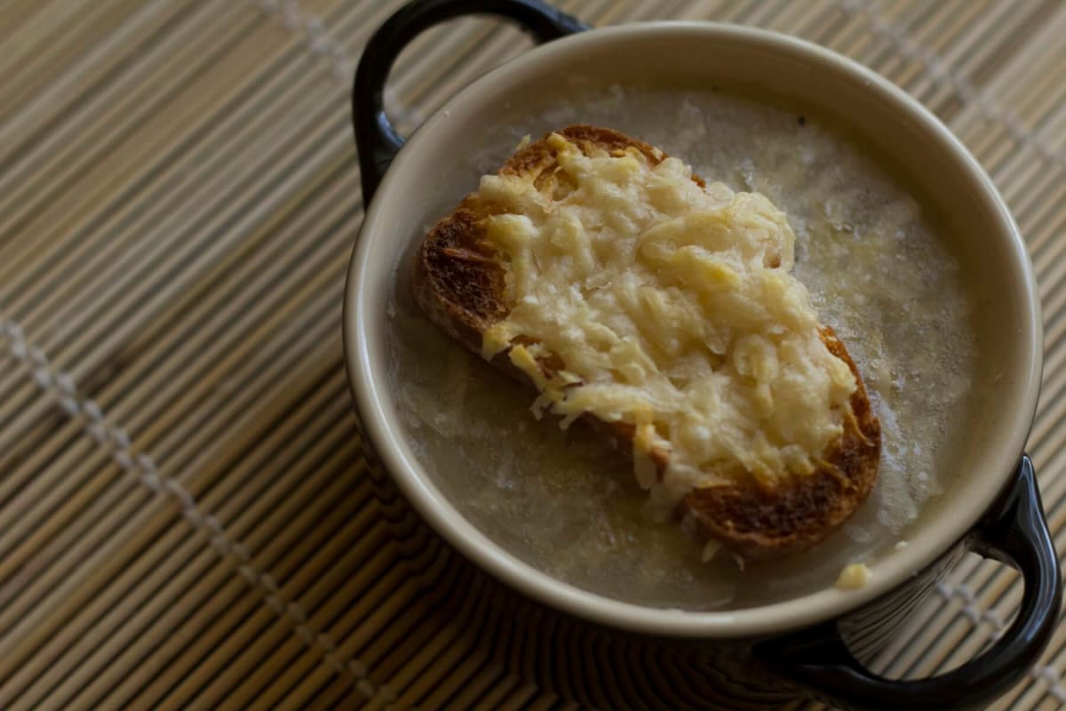 Ricetta francese dal gusto inconfondibile. La nostra zuppa di cipolle della tradizione