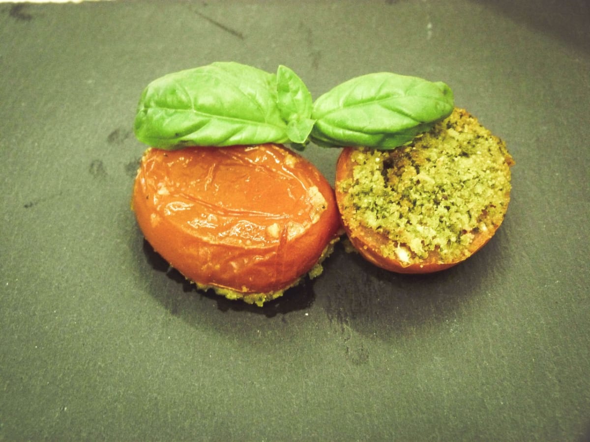 Pomodori con basilico prezzemolo e parmigiano gratinati in forno