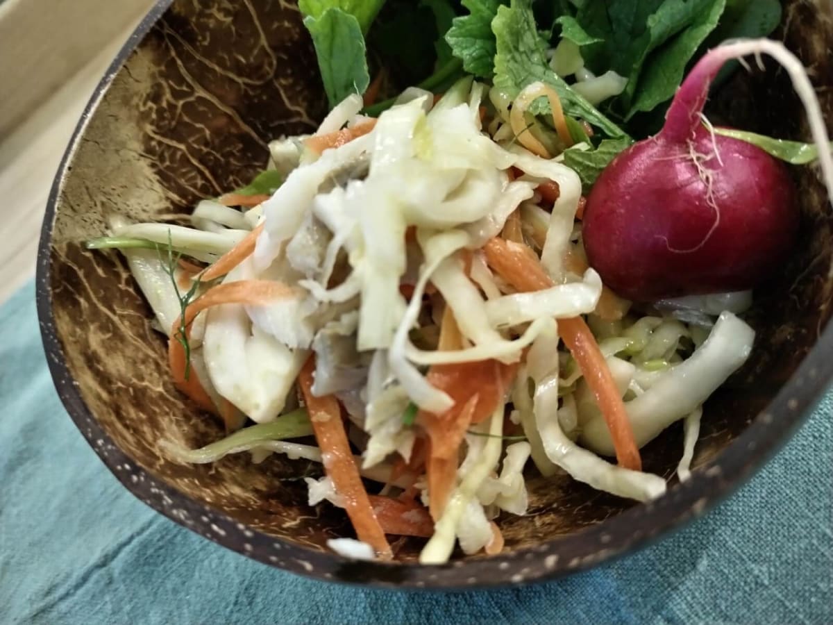 Verdure croccanti pressate e merluzzo al vapore. Sano e fresco