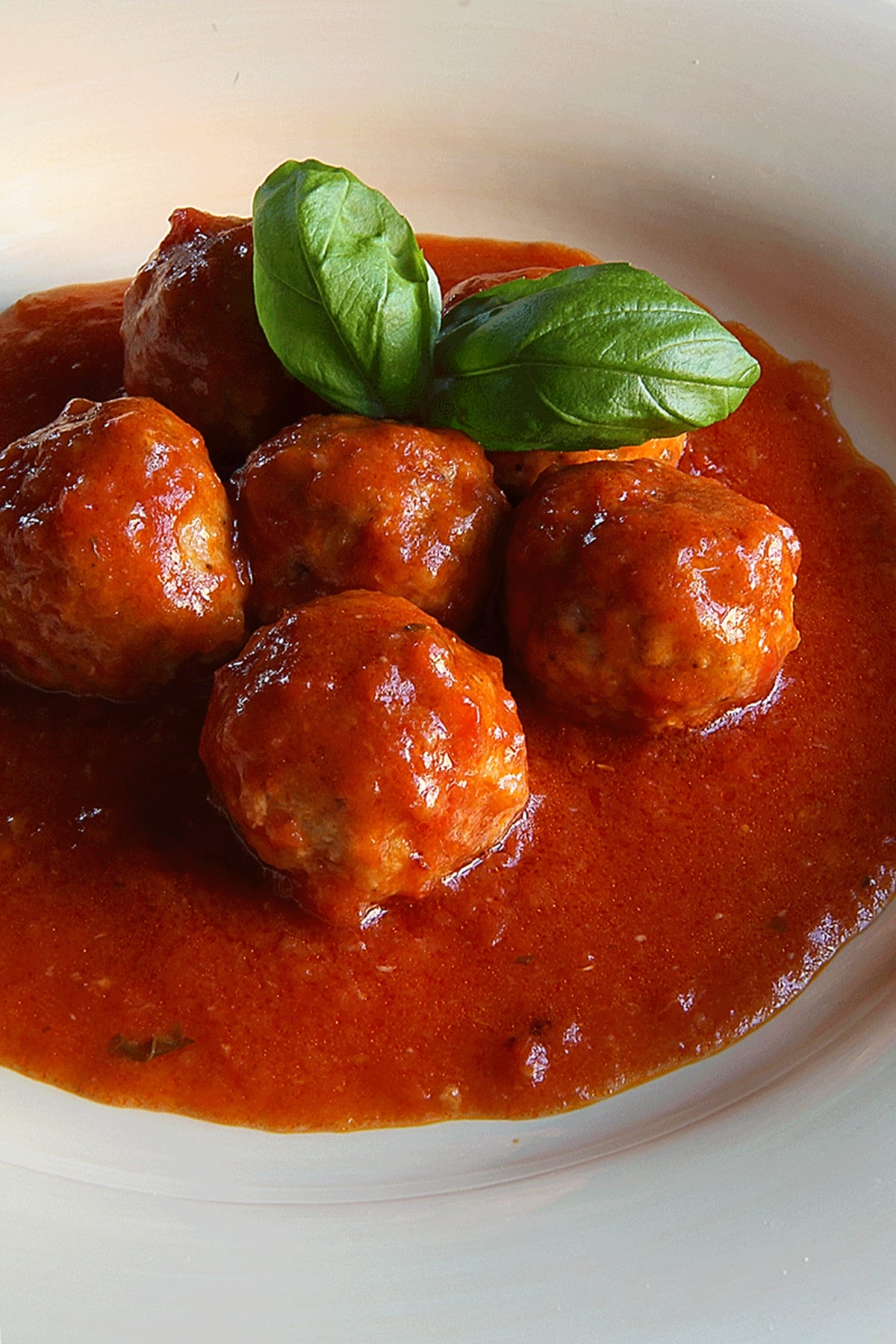 Vitello e parmigiano gli ingredienti principali di queste polpette con sugo di pomodoro