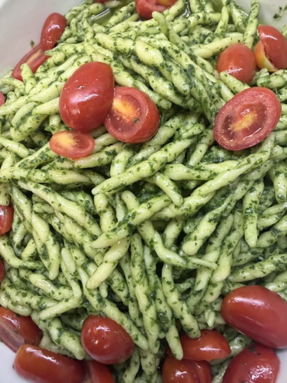 Insalata di trofie e pesto da mangiare rigorosamente fredda. Perfetta per i mesi caldi