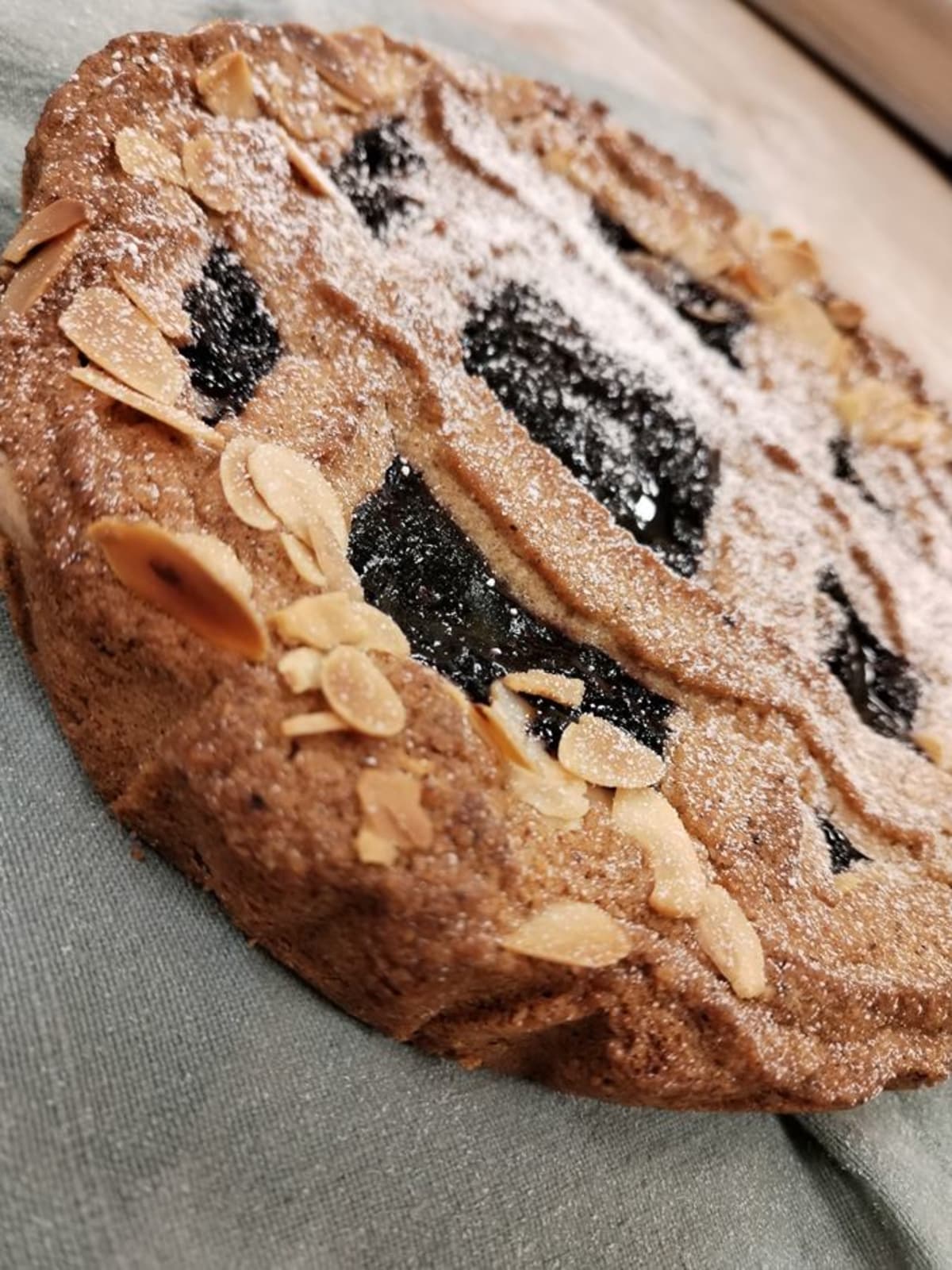 La torta di Linz (Linzer Torte) è una torta austriaca con un disegno a forma di reticolo sopra l’impasto. Prende il nome dall’omonima città di Linz.