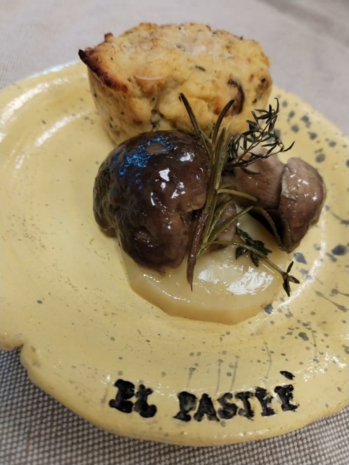 Porcini stufati con timo e parmigiano. Monoporzione