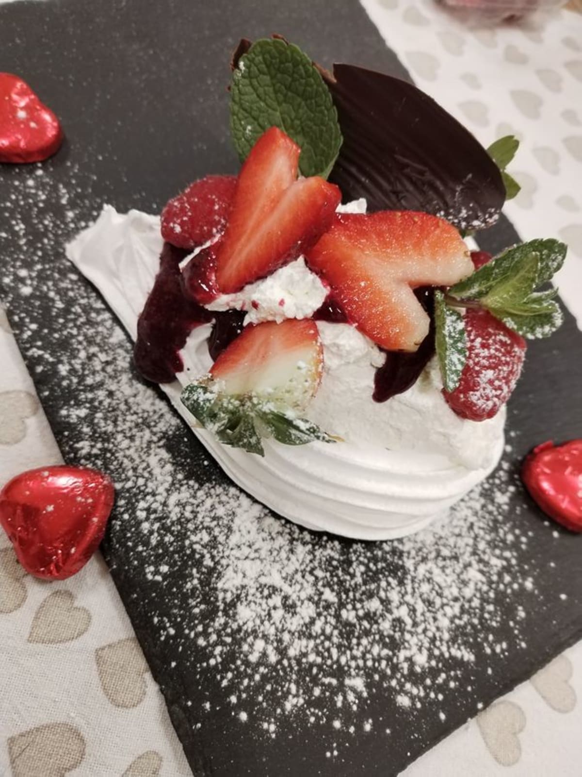 Pavlova con fragole per la festa della donna