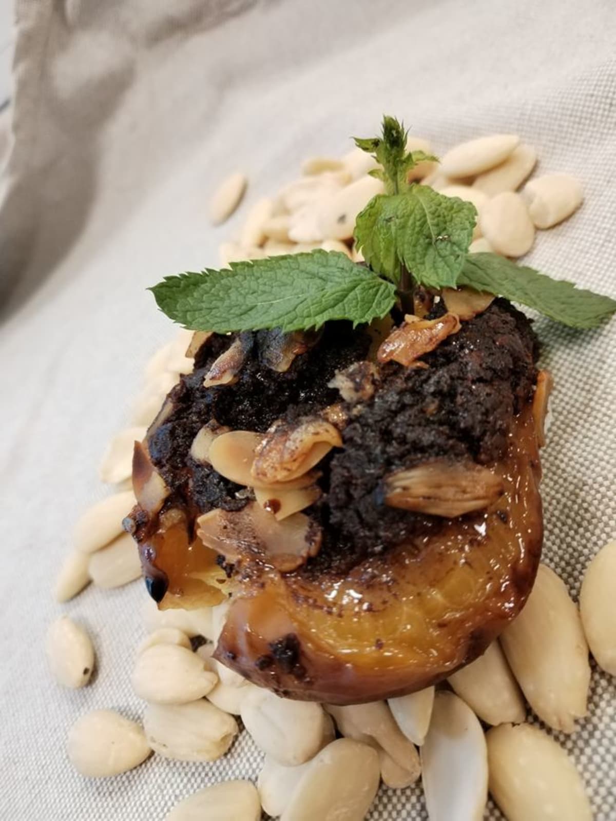 Pesche ripiene di amaretto e cacao e passate in forno.