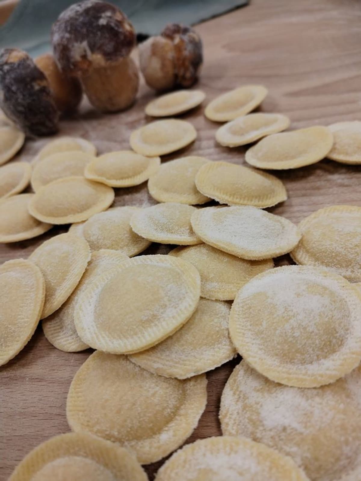 Ravioli ai porcini con timo e parmigiano.