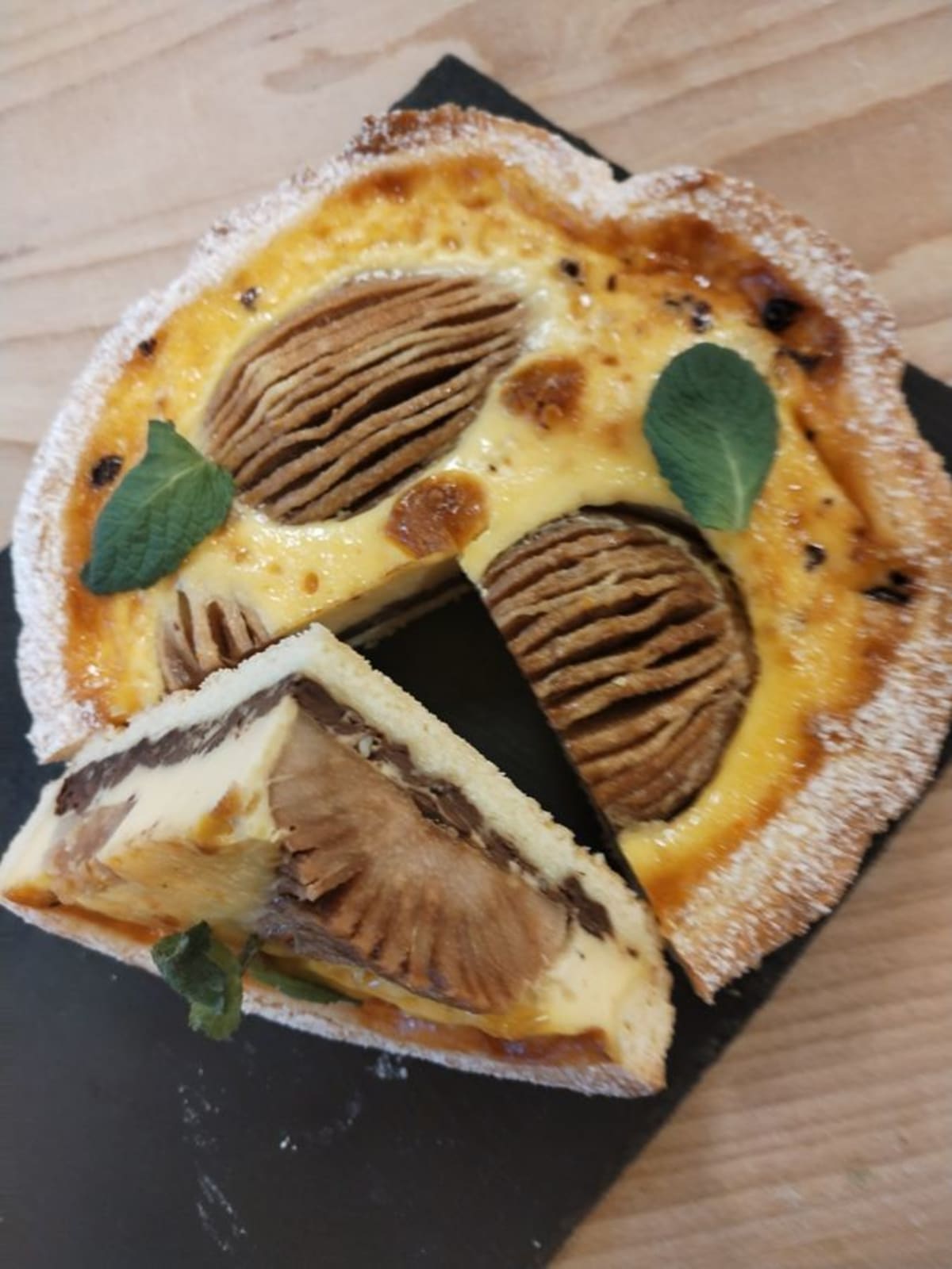 Crostata con cioccolato, crema e pere.
