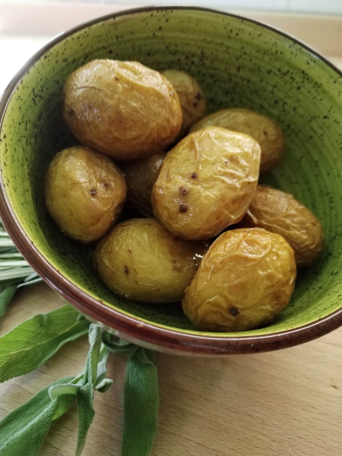 Patate novelle con timo e rosmarino.